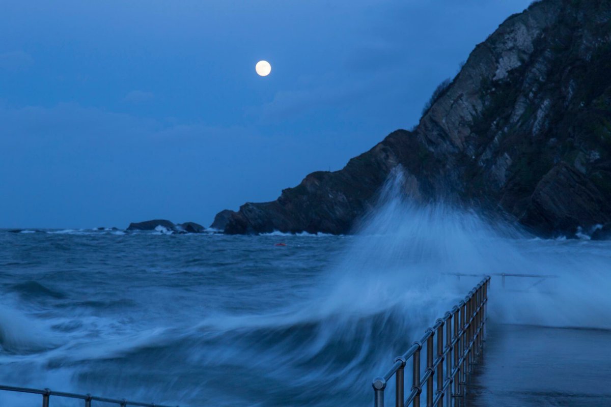 GreatDevonDays's tweet photo. Full Moon and big waves down on the #Ilfracombe Harbour last night but was lull before storm #NickDee photo https://t.co/BynkR1oZjc