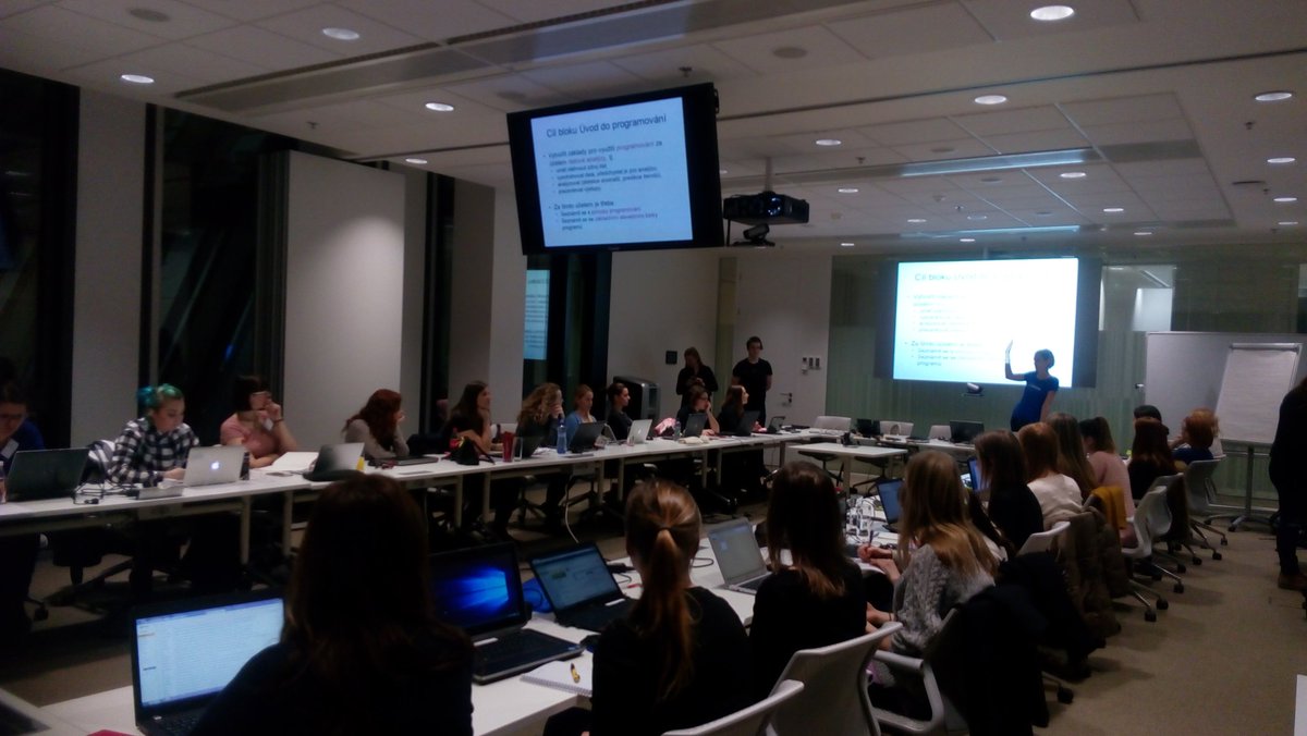 ditaformankova's tweet photo. #digitalniakademie, den druhý. Úterky večer budou patřit programování! #programuju #datagirls ☀s @matejsimek @barabuhnova @Mandragora258 https://t.co/xRXAs8ol1M