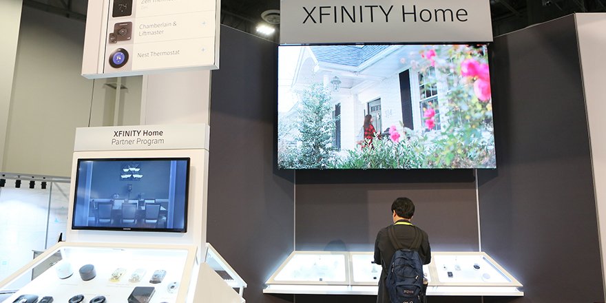 Meredith274's tweet photo. What's the difference between a connected home and a smart home?  https://t.co/DNyb7Bod8H https://t.co/rh03BpY0sl