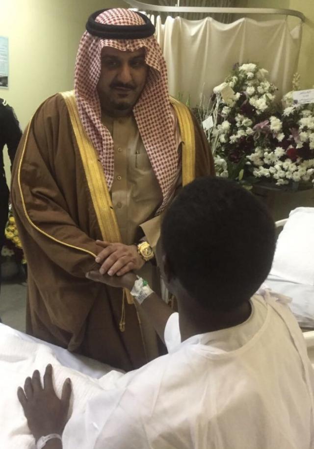 Alhilal_FC's tweet photo. سمو رئيس النادي يزور جبران عواجي.. ويشيده بعمله البطولي https://t.co/risn6KoXSr #الهلال #alhilal https://t.co/Xb234vXmM6