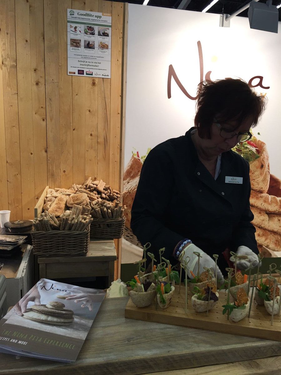 NinaBakeryEU's tweet photo. Druk bezig met het bereiden van onze Cocktail Pita. @Horecava #Healthyfood #Pita #Amsterdam https://t.co/wmsWdbVY0a