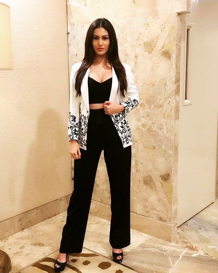 SVACouture's tweet photo. Amyra Dastur goes uber chic as she opts for a sultry bustier &amp; artdeco inspired blazer from our Noir Edit collection https://t.co/18cYI319zC