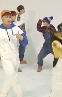 Jeon_wonwow's tweet photo. WHAT IS WONWOO DOING I-
HE LOOKS LIKE HE CAUGHT MINGYU CHEATING ANG THINGS ARE ABOUT TO GET DOWN https://t.co/Wx7LwkoVAR