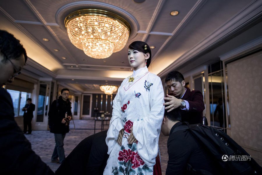 CGTNRadio's tweet image. China's first advanced AI #interactiverobot shows up in Shanghai bit.ly/2jq4PAW
