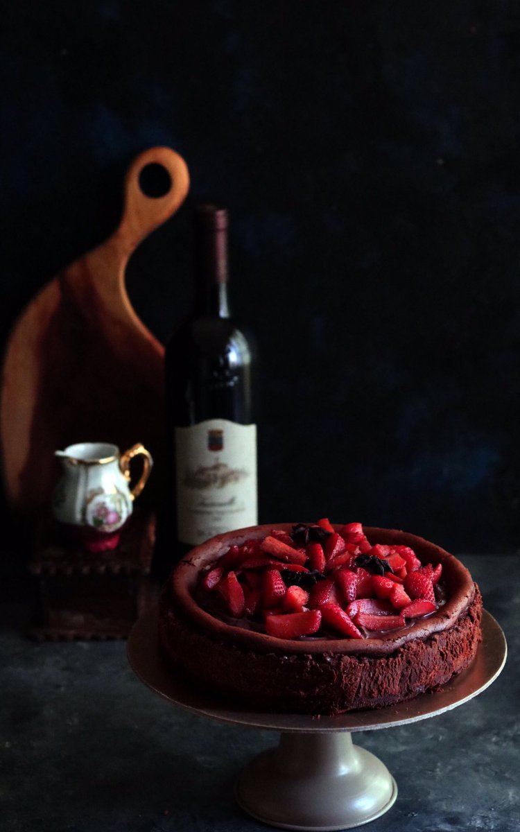 bonneboucee's tweet photo. Chocolate cheesecake with macerated strawberries. Recipe by @vindee. Tastes as good as it looks 😍 https://t.co/nITWYs70t8