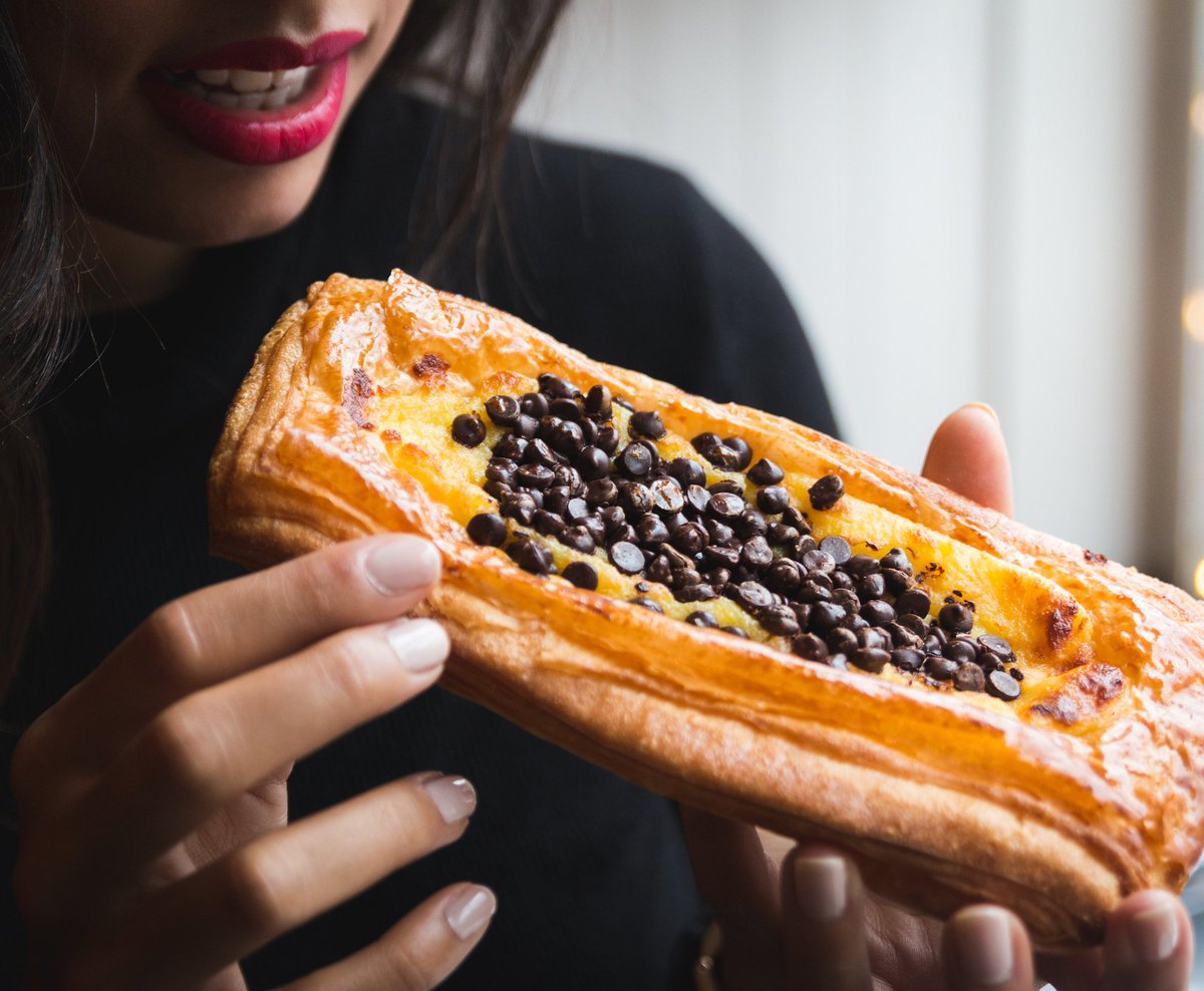 RegalMatinal's tweet photo. Tant qu’il y a du chocolat on est bien.

#MtlFoodie #Pastry #Chocolat #Chocolate https://t.co/DN0B3NPSs3