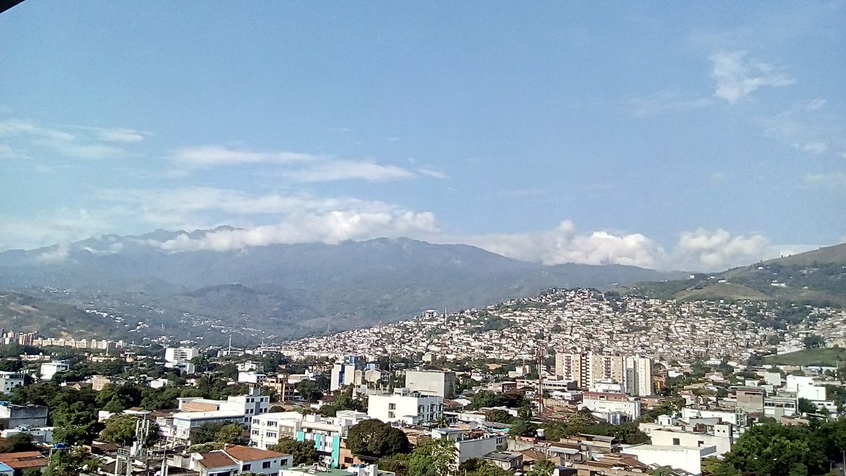 colimagenes's tweet photo. #colombiaenimagenes #Cali majestuosa desde el piso 11 del edificio Vida, de colores, feliz día #Colombia https://t.co/w0Lqt5S5cM
