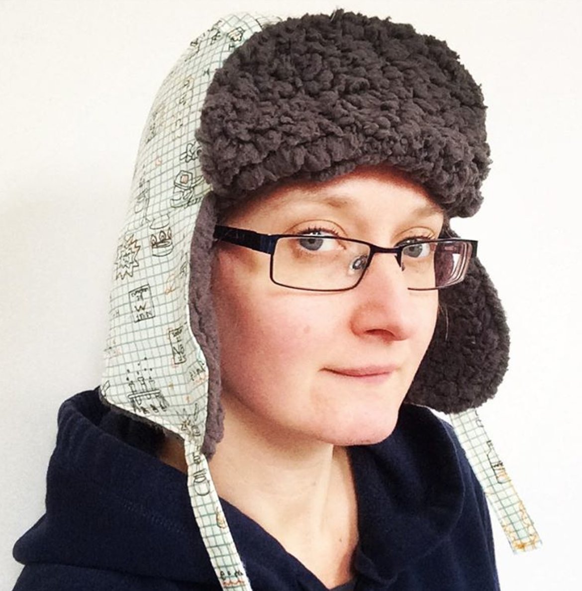accidentalvix's tweet photo. the problem when you try a hat on that you’ve made for a gift is you then want to keep it ;) #mbjm https://t.co/DAwbDqBUYR