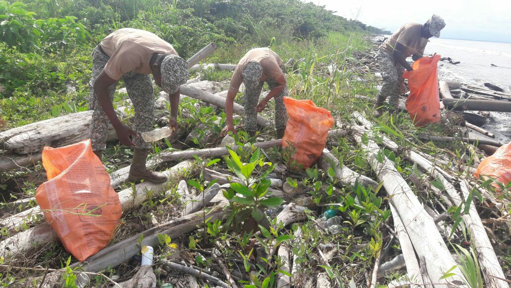 Ejercito_Div7's tweet photo. En Campaña de reciclaje #FTCTITAN y #BFIM16 de @armadacolombia recoletaron 6000 botellas plásticas y 300 kls, de metales en playa de Turbo https://t.co/zKKk0AlBK1