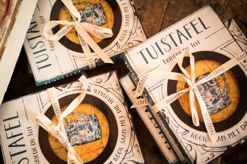 Kosdemo by #Woordfees: Errieda du Toit kook uit haar nuwe boek, Tuistafel. Bespreek: bit.ly/2jdYMQJ #WYS #Skrywersfees #Tuistafel