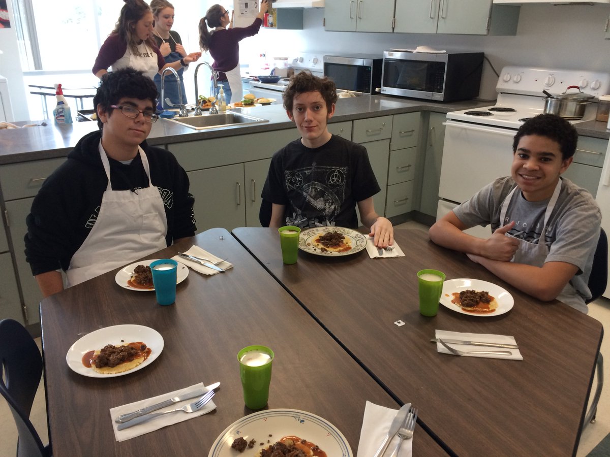 mfournierFACS's tweet photo. What a way to end the semester then with a final cooking project #ChickenAlfrado #Enchilada #HomeMadeBurgers #Spaghetti&amp;Meatballs https://t.co/lmjKLGYZbT