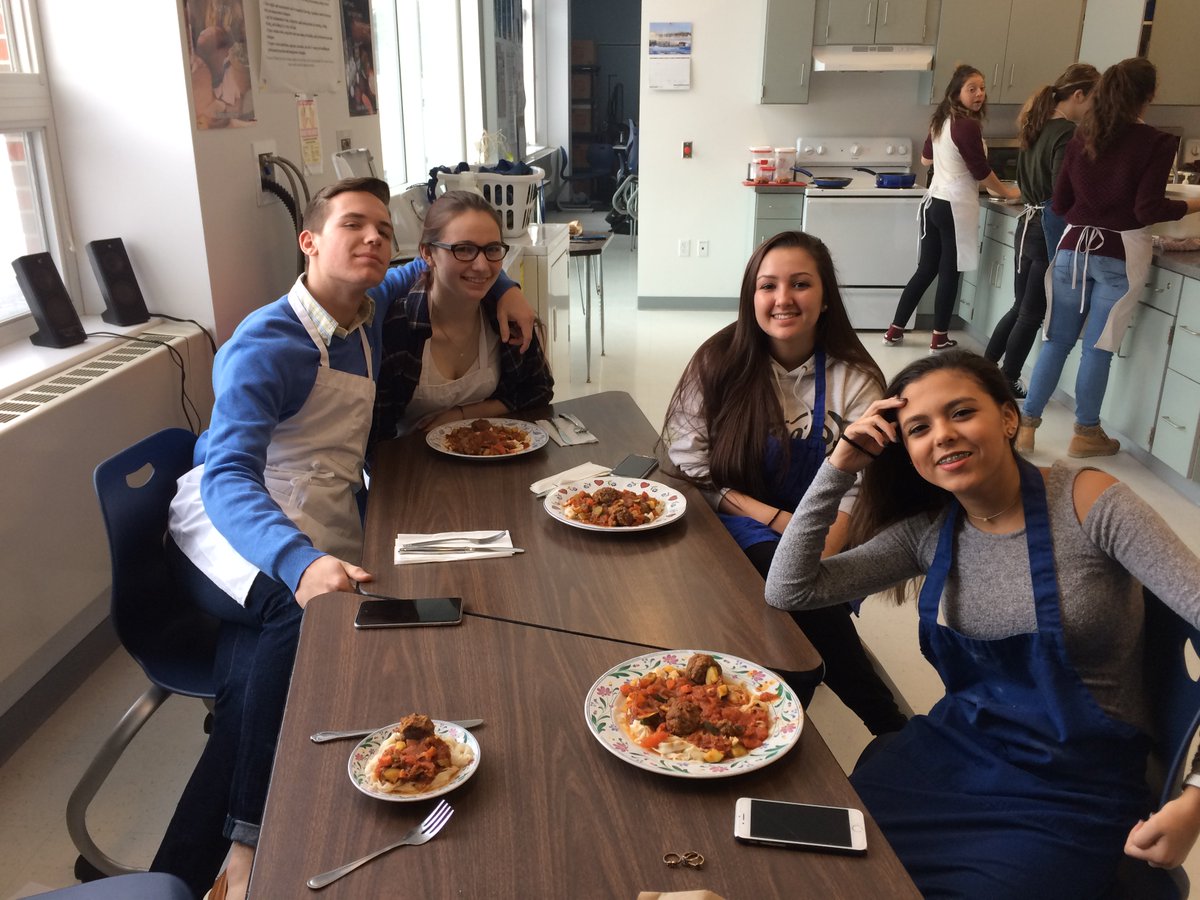 mfournierFACS's tweet photo. What a way to end the semester then with a final cooking project #ChickenAlfrado #Enchilada #HomeMadeBurgers #Spaghetti&amp;Meatballs https://t.co/lmjKLGYZbT