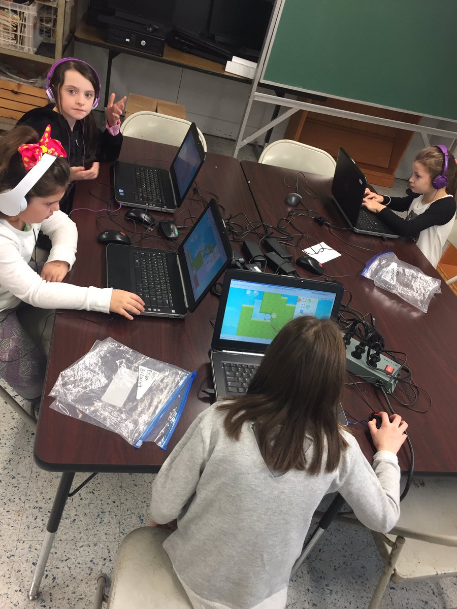 BevilacquaNB's tweet image. Coding continues with 3rd Grade students using #spritebox in Ms. Belferder's class! #computerscience #beyondthehourofcode