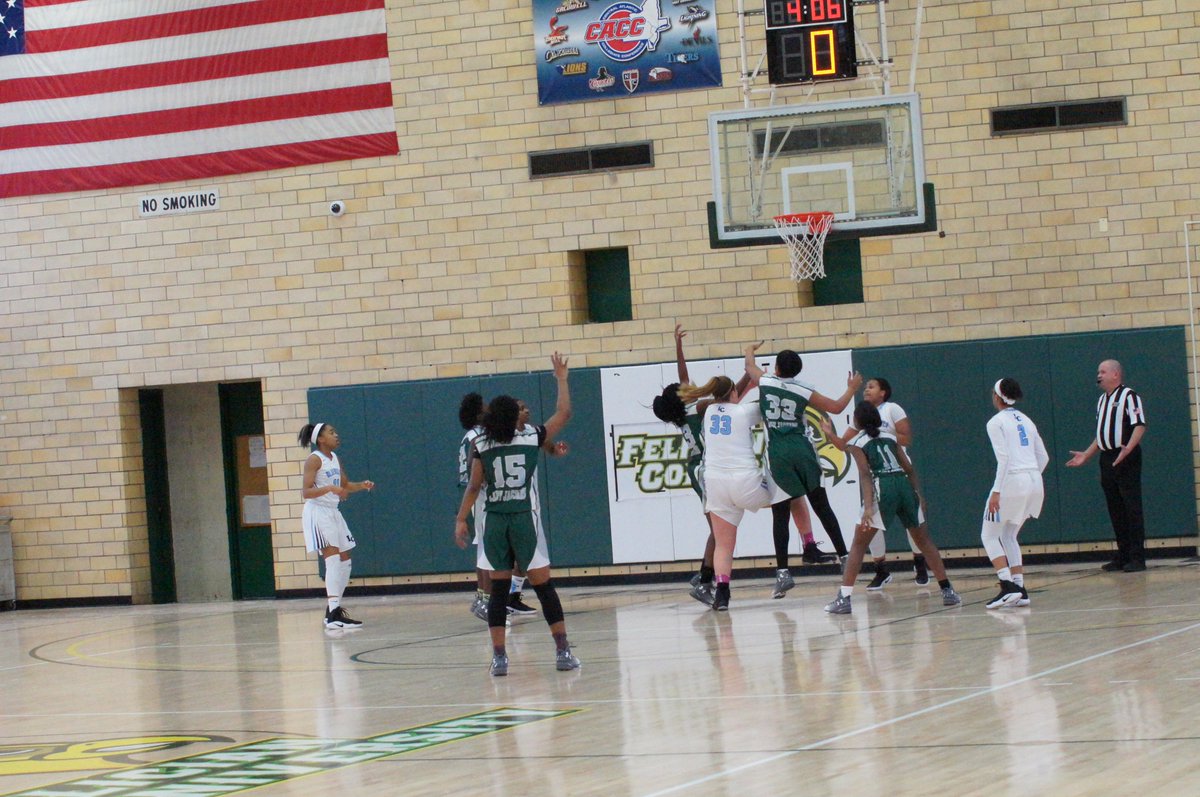 ExaminerNJ's tweet photo. #ArtsHS vs @ichswbb at the #RayLongClassic https://t.co/aFmEve2pCU
