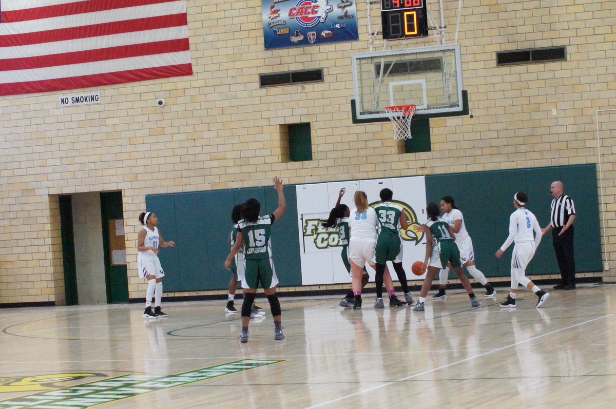 ExaminerNJ's tweet photo. #ArtsHS vs @ichswbb at the #RayLongClassic https://t.co/aFmEve2pCU