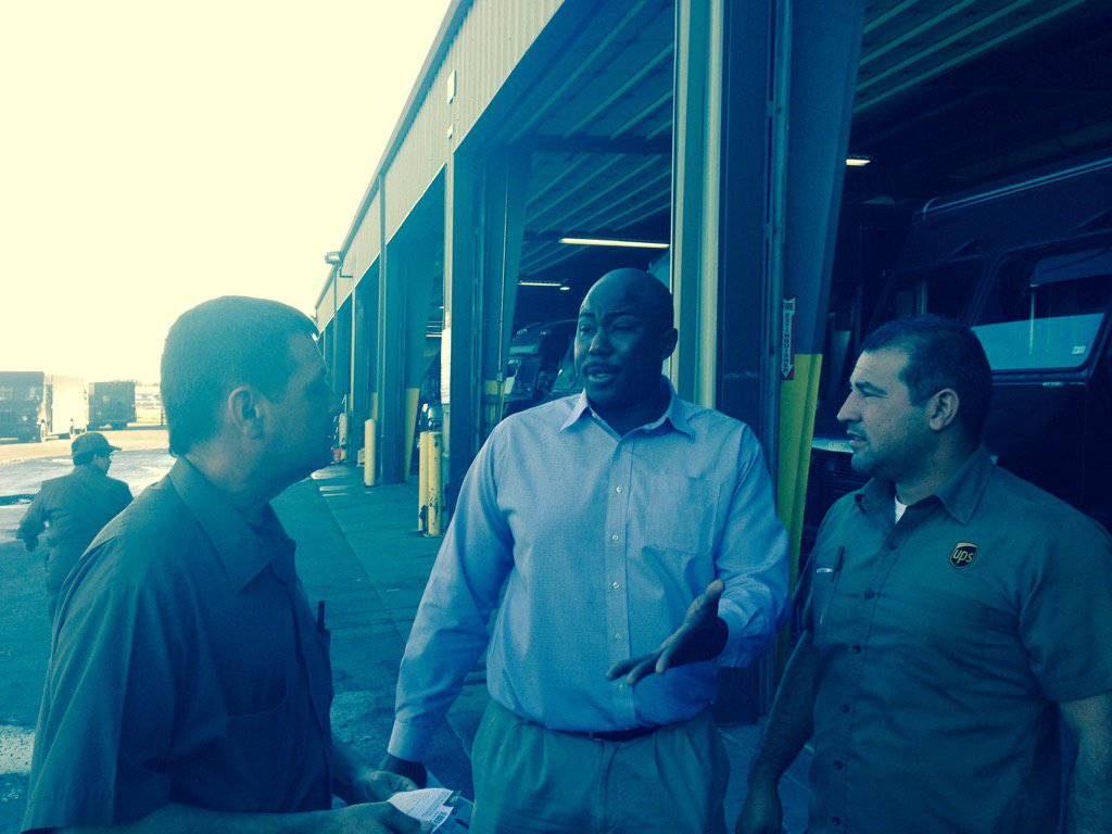 RayAnctil's tweet photo. Brandon in McAllen talking access points with drivers.   Expanding our service for our customers.  #redriversafety https://t.co/hpg2TiFvoa