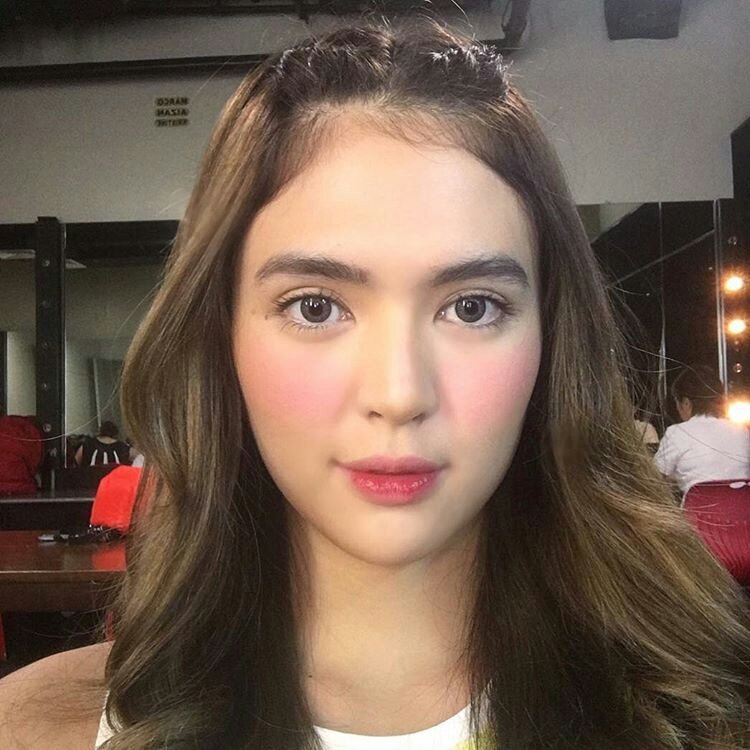 safiyahandres's tweet photo. "i just used the cheeky balm and lip tint of @sooperbeaute less is more ladies ❤" —@iamsofiaandres #sooperbabe https://t.co/r6VEQFvu7M