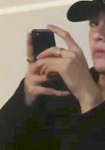 minrjoon's tweet photo. podemos ver a diferença das mãos de vmin quando o iphone fica parecendo um brinquedo na mão do taehyung e uma telha na mão do jimin https://t.co/XrlZRnLads