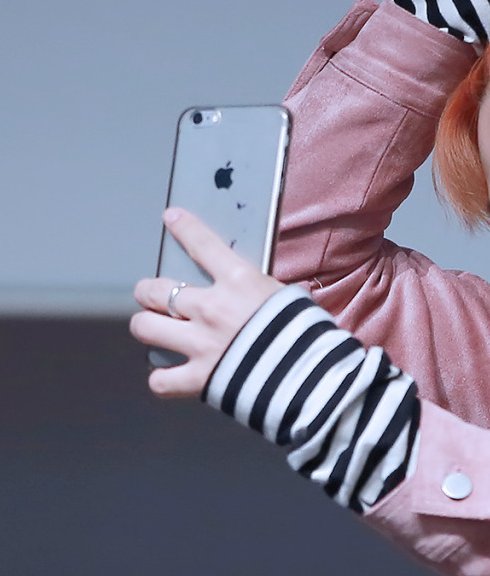 minrjoon's tweet photo. podemos ver a diferença das mãos de vmin quando o iphone fica parecendo um brinquedo na mão do taehyung e uma telha na mão do jimin https://t.co/XrlZRnLads