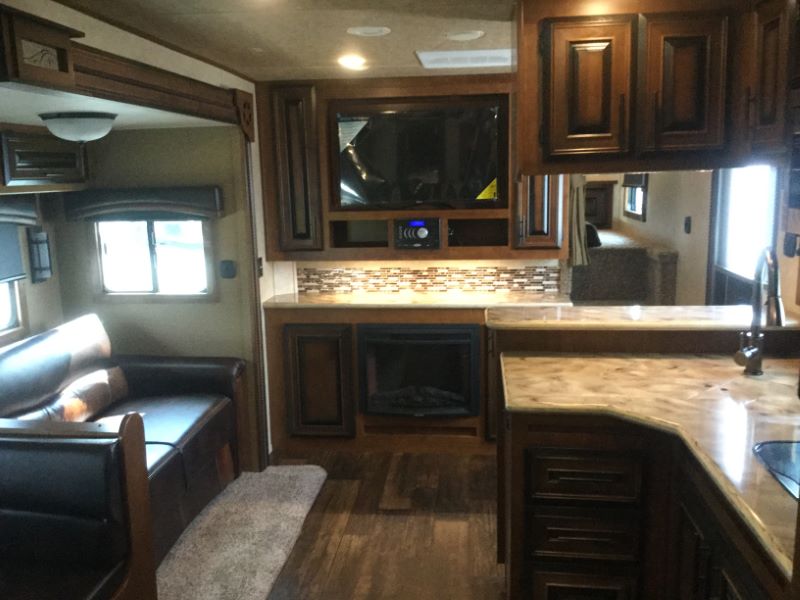 trailersaler's tweet image. My favorite house on wheels that will also trailer a horse or three: