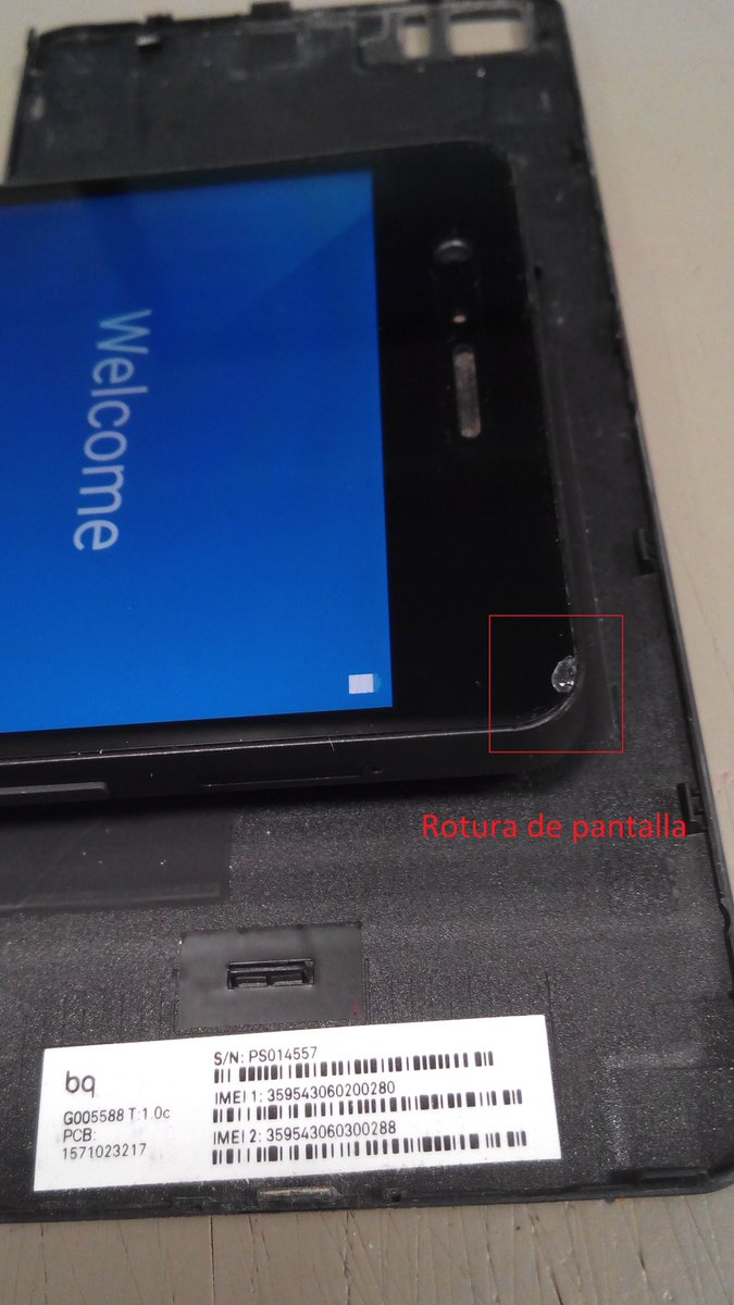 Dialondel's tweet photo. Este es el destrozo que inhabilitó mi pantalla pasado un año del golpe, gracias @bqreaders por la foto 👏👏👏 https://t.co/aqhBACde21