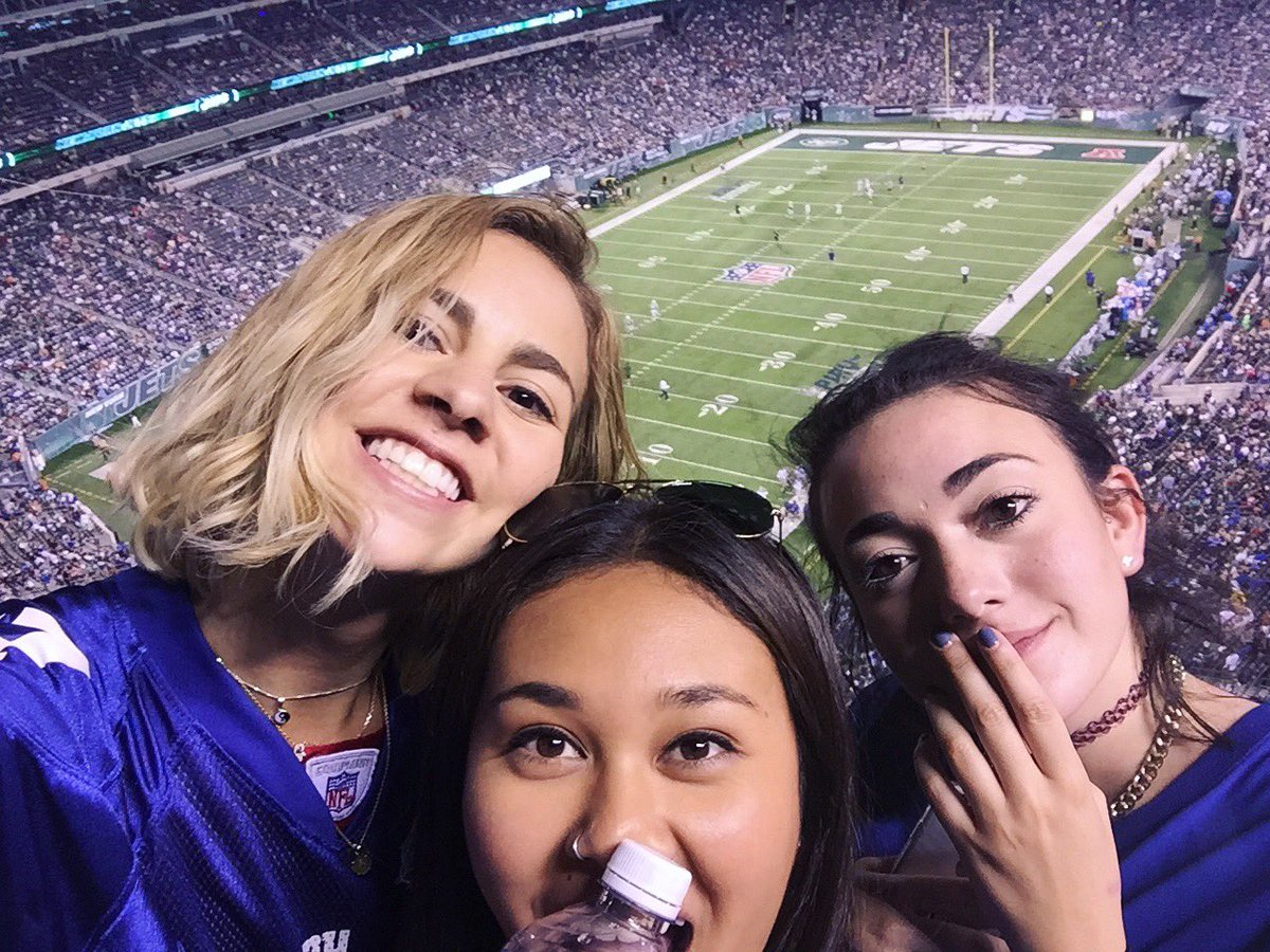Julia_Obregon's tweet photo. Happiest of birthdays to my mizzle love you always, even when I'm jeal of your cruise and you're feelin' 22 💕😘🤘🏼🎉 @charmizzlee https://t.co/O2D6WBrRFD