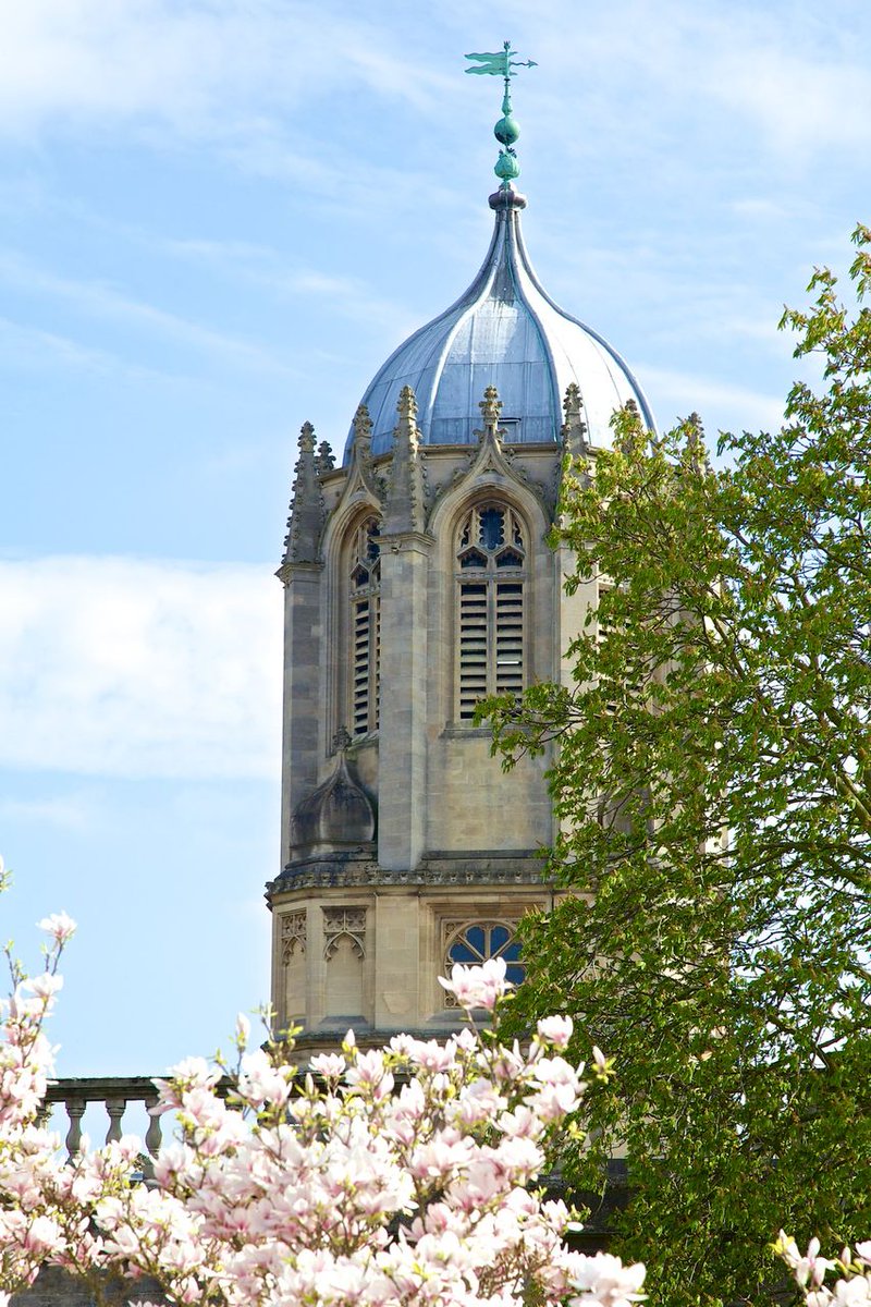ChCh_Oxford's tweet photo. What is Oxford Time? https://t.co/DQ2BMMVIiX #tomtower #bell #time https://t.co/82Qi8nLtLR