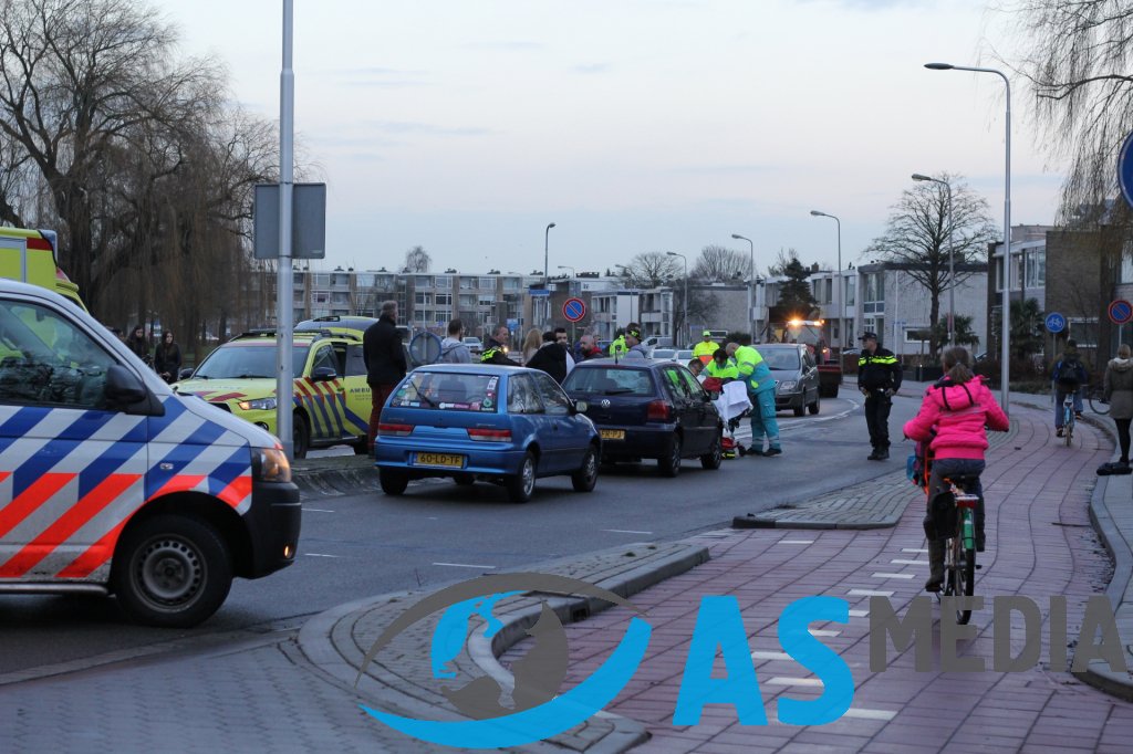 Voetganger geschept door auto Officiersvliet #Zwijndrecht Zuid-Holland Ongeval w2u.nl/N225012