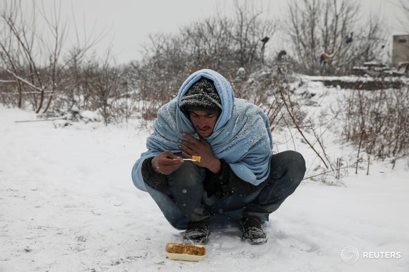 IbonPerezTV's tweet photo. Tienes frío mientras pones la calefacción.Frío es lo q tienen los refugiados;una tienda d campaña en invierno y chaleco salvavidas en verano https://t.co/sZ9w6YuILN