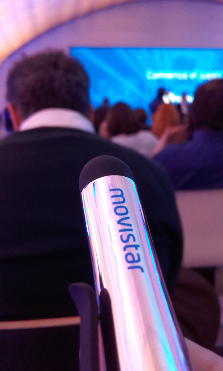 petratumon's tweet photo. Muy buena idea de @Movistar. Regalar punteros láser en su presentación "Comienza el juego". Gana el que deje al primero ciego. https://t.co/n6GjCrq6y9