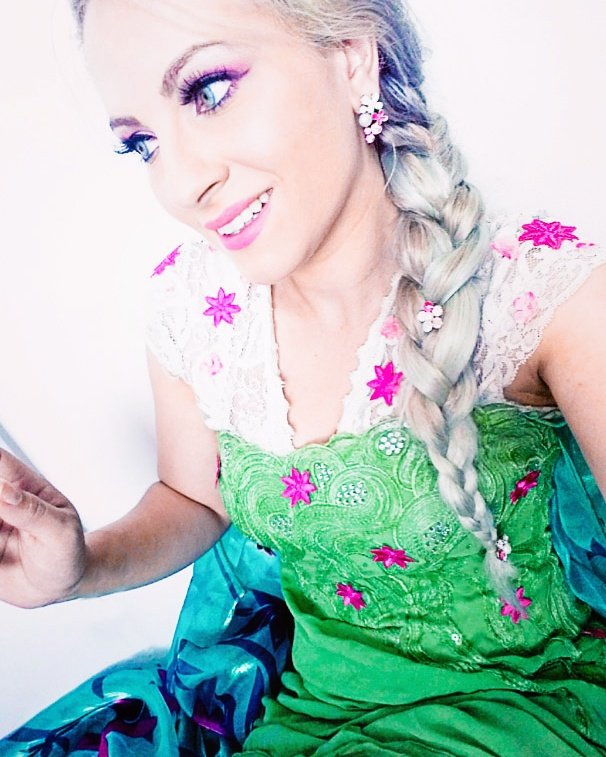 Perlaperamori's tweet photo. #elsacosplay #makingtodayaperfectday #frozenfever @DisneyFrozen #cosplayelsa #elsasosia #cosplayer #brazil #2017 https://t.co/vDW9kNIu7M