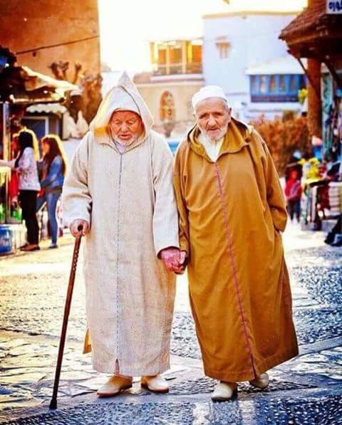 bouyahia_ahmed's tweet photo. لا تبحث عن مئة صديق.. بل ابحث عن صديق لمئة عام.
#hamid https://t.co/WxCnsyQglY
