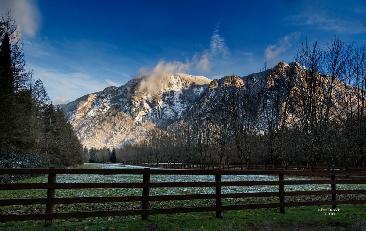 dondetrick's tweet photo. #NorthForkRd #NorthBendWA #snow #MtSi #goldenhour @CanonUSAimaging @KIRO7Seattle @komonews @KING5Seattle @Q13FOX @SeattleCP @northbendwx https://t.co/941zgB8DuU