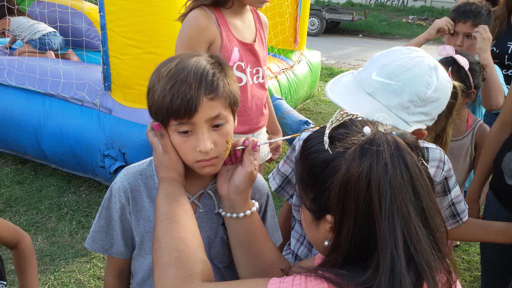 InesRicci's tweet photo. @circomovil2017 aca.. en barrio El Triangulo en Derqui con @Agrup_Lealtad @RenovadoraPilar llegamos al corazón de la gente @donofriojorge https://t.co/1n3AWpGa9L