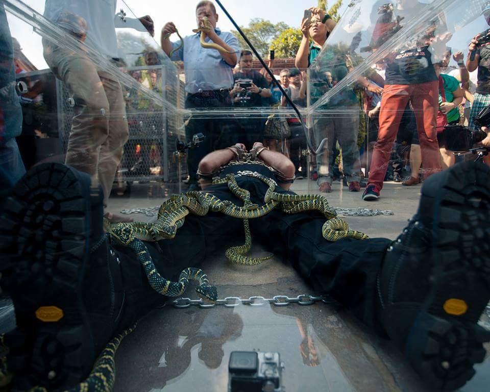 DeanGunnarson's tweet photo. Tonight on @EscapeOrDieTV  @OLNCanada #snake temple #escape in #Malaysia . 24 deadly pit vipers 6 pair of police #handcuffs 1 escapeartist https://t.co/T4bmmco3Tl