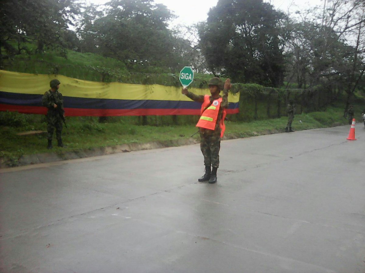 Ejercito_Div7's tweet photo. Desde la vía que conecta a #Segovia con #Medellín #Baeev8 #Brigada14 continua custodiado las vias del #Nordeste Antioqueño https://t.co/Q1FeYIU3V2