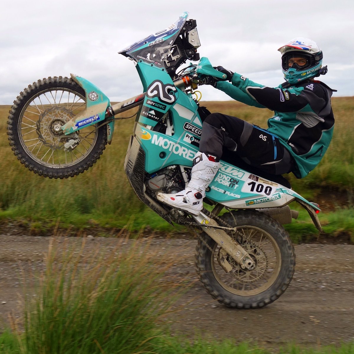 #WheelieWednesday is brought to you in association with Malle Moto Dakar rider <a href="/LyndonPoskitt/">Lyndon Poskitt</a>, <a href="/MotorexUK/">Motorex UK</a> and the KTM 450 Rally 👍✊
#KTM