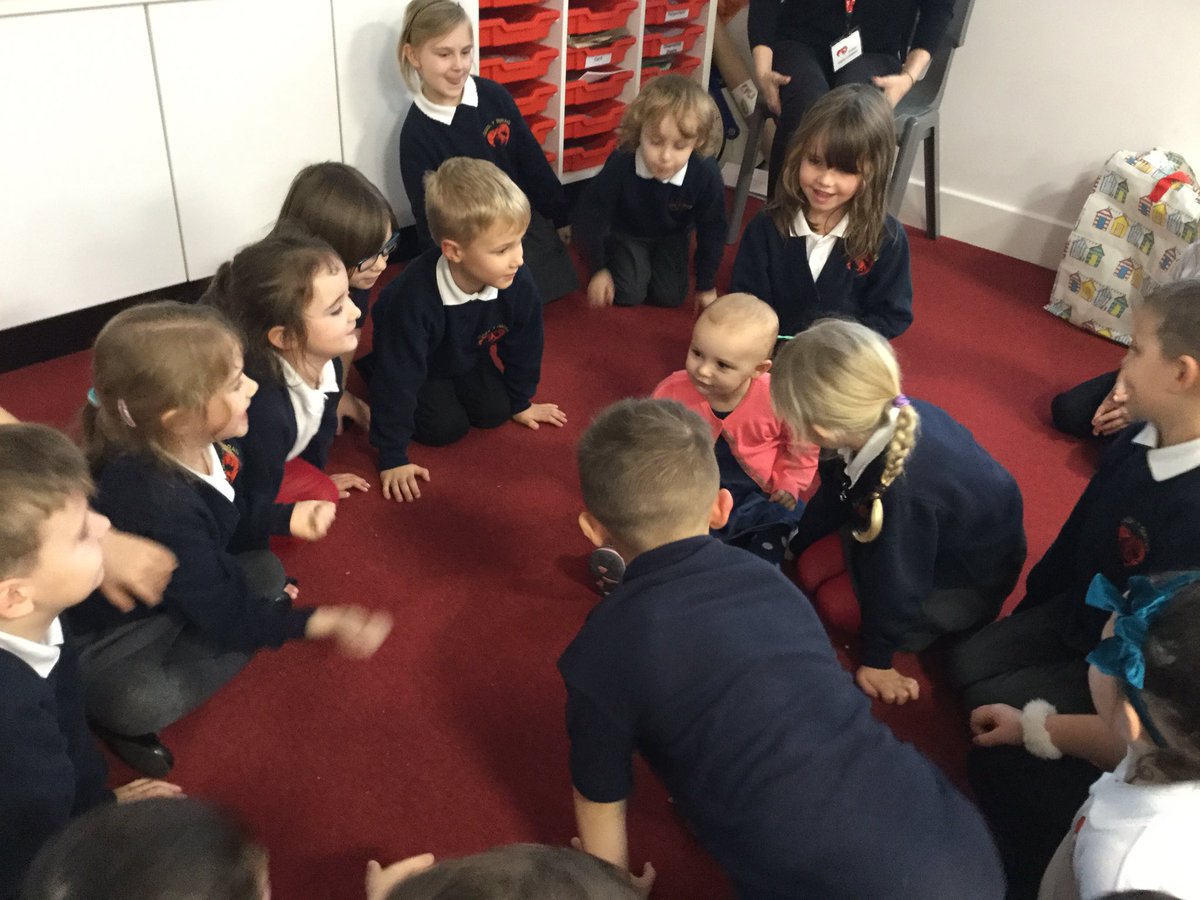 ysgolyddraig's tweet image. We loved having special visitors in #Year1 today #memorybox #stagesofdevelopment #askingquestions