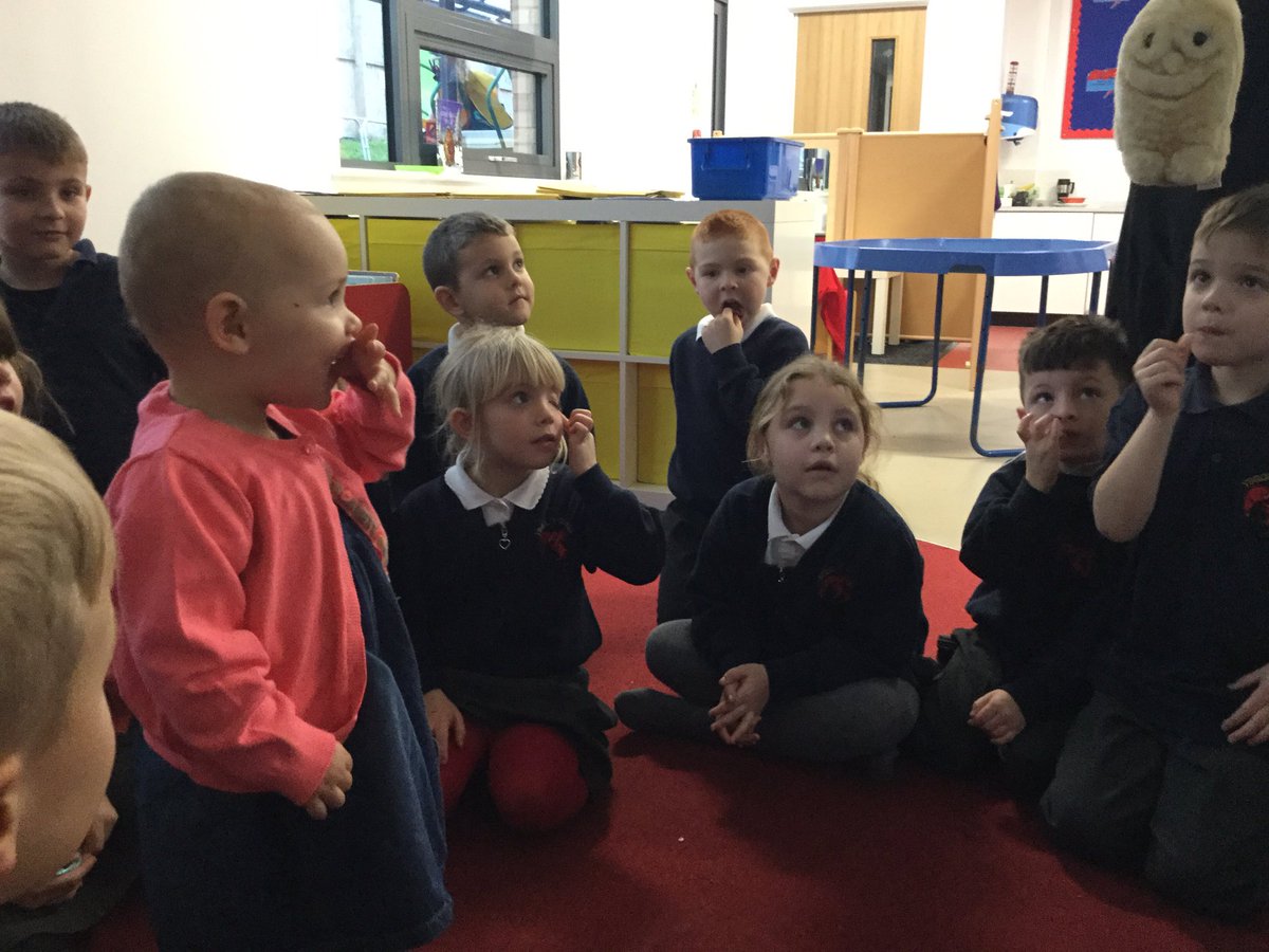 ysgolyddraig's tweet image. We loved having special visitors in #Year1 today #memorybox #stagesofdevelopment #askingquestions