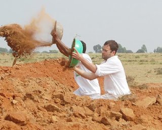 BUnlimted's tweet photo. विदेश दौरे से आते ही, कांग्रेस की कब्र खोदते हुए राहुल गांधी #Respect https://t.co/1g1RHNWR9E
