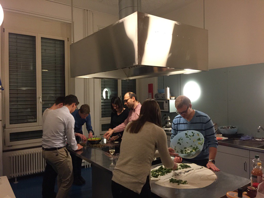 Mit den Axa-Graduates im Türkisch-Kochkurs ... zusammen Kochen macht Spass👍 und man erkennt: Man lernt nie aus!