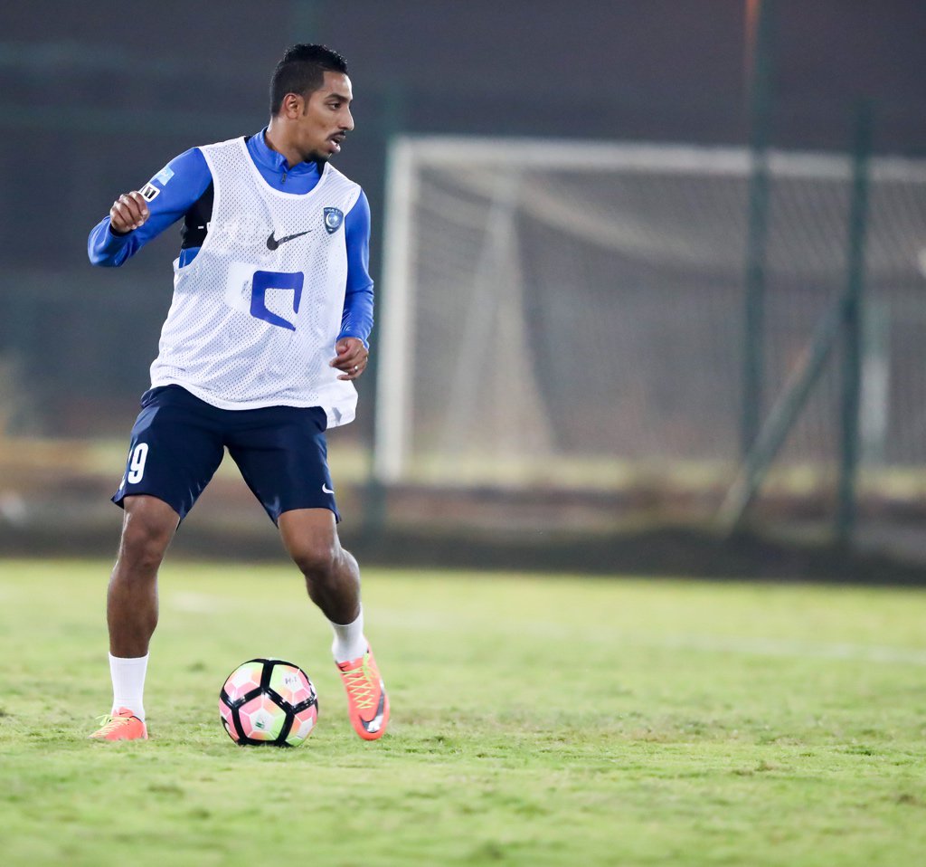 Alhilal_FC's tweet photo. أدى فريق #الهلال الأول لكرة القدم مساء اليوم تدريبًا اشتمل على الجانبين البدني والفني تخلّله تدريبات بدنية ومناورة
#الزعيم_الملكي_في_أبوظبي https://t.co/SjGxU7YFA8