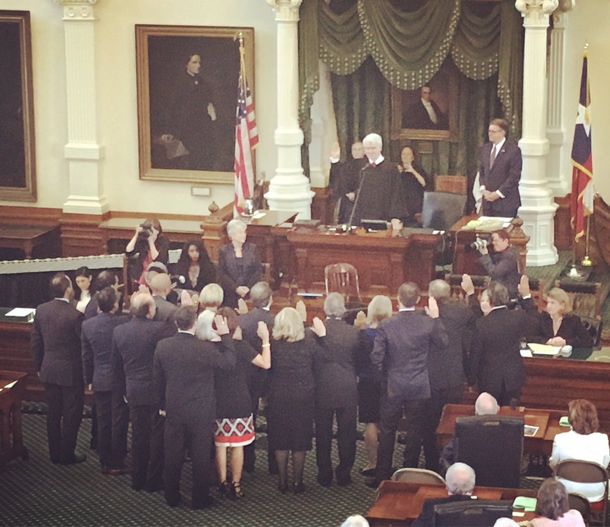 The88thTxlege's tweet photo. The Texas Senators being sworn in for the @85thLegislature! May God guide you as you serve our Great State this #txlege! https://t.co/QAcweiEvr1