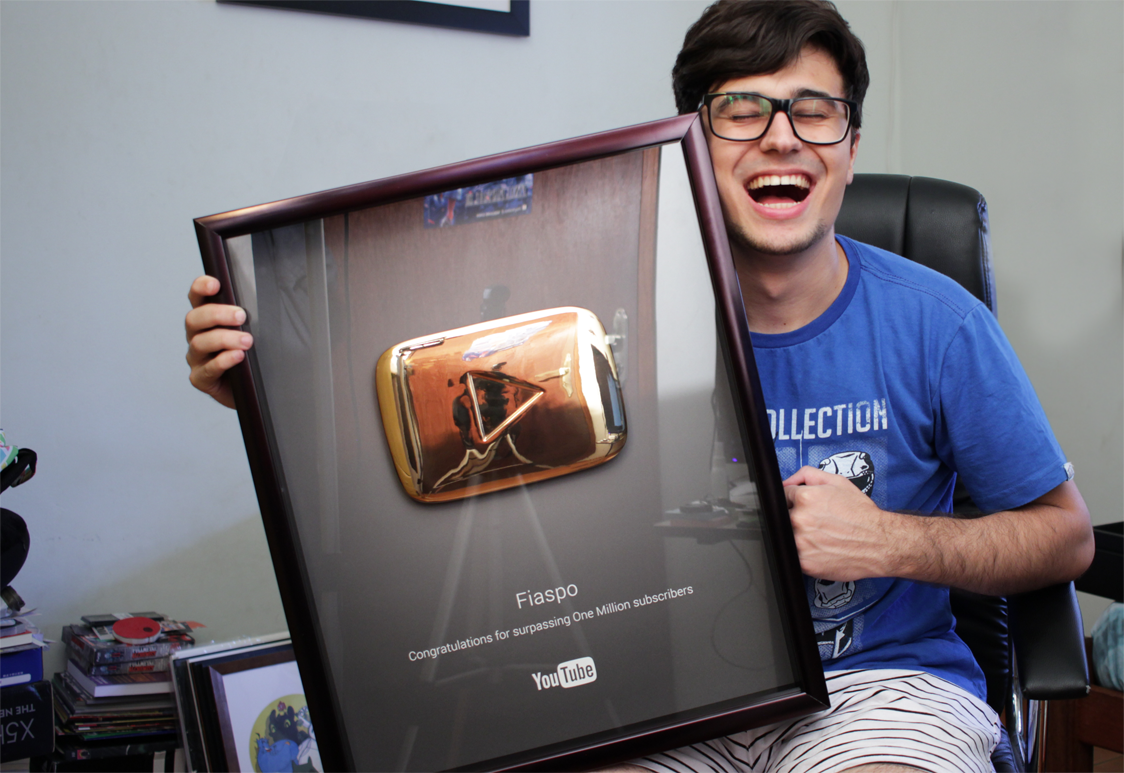 Fiaspo's tweet image. OBRIGADO PLAYERS!  Finalmente chegou a tão esperada placa de 1 MILHÃO &amp;lt;3 Valeu a todos que fazem parte dessa família, e também ao @YouTube
