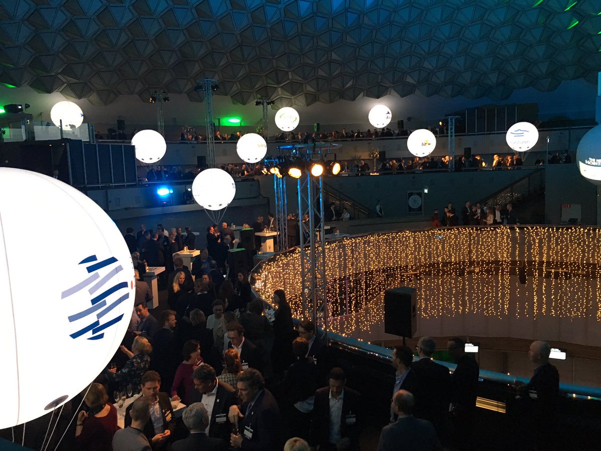 Karen_DeMan's tweet photo. Nieuwjaarsreceptie met ambitieuze speech @JJorritsma040 voor @Brainport_regio + mooie lichtshow ... natuurlijk in @gem_Eindhoven #TNH17 https://t.co/3ske5xQ9um