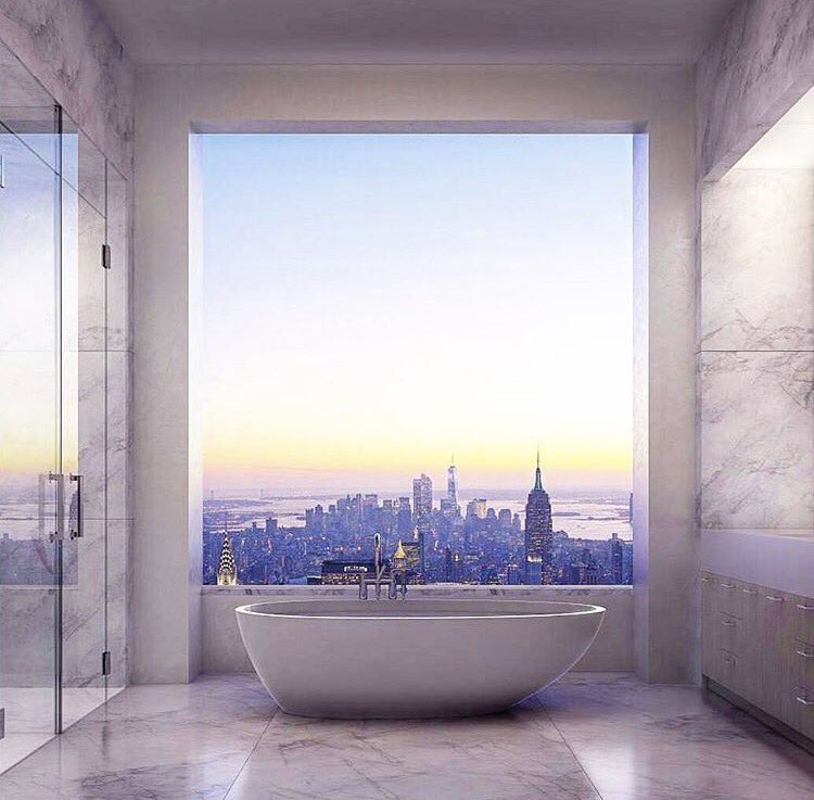 NYC bathroom view goals. 😍 
Our design sale is happening, so after your bathtime🛁 come in to save up to 30%!! (📷 @splendor_universe)