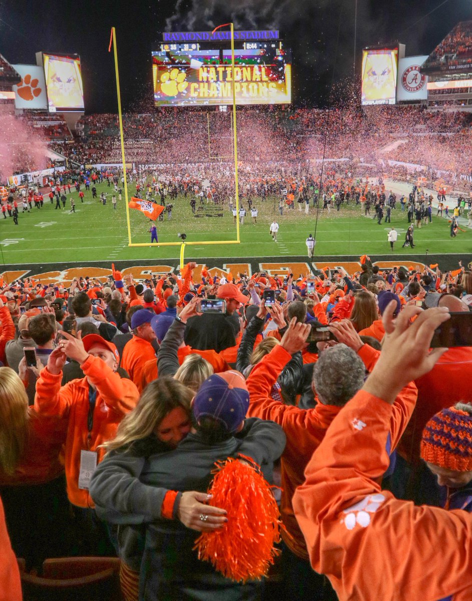 Roll tears! Tears of joy for so many #Clemson fans on video at stadium bit.ly/2j4APxQ and <a href="/TheEssoClub/">The Esso Club</a> bit.ly/2jA7bkU