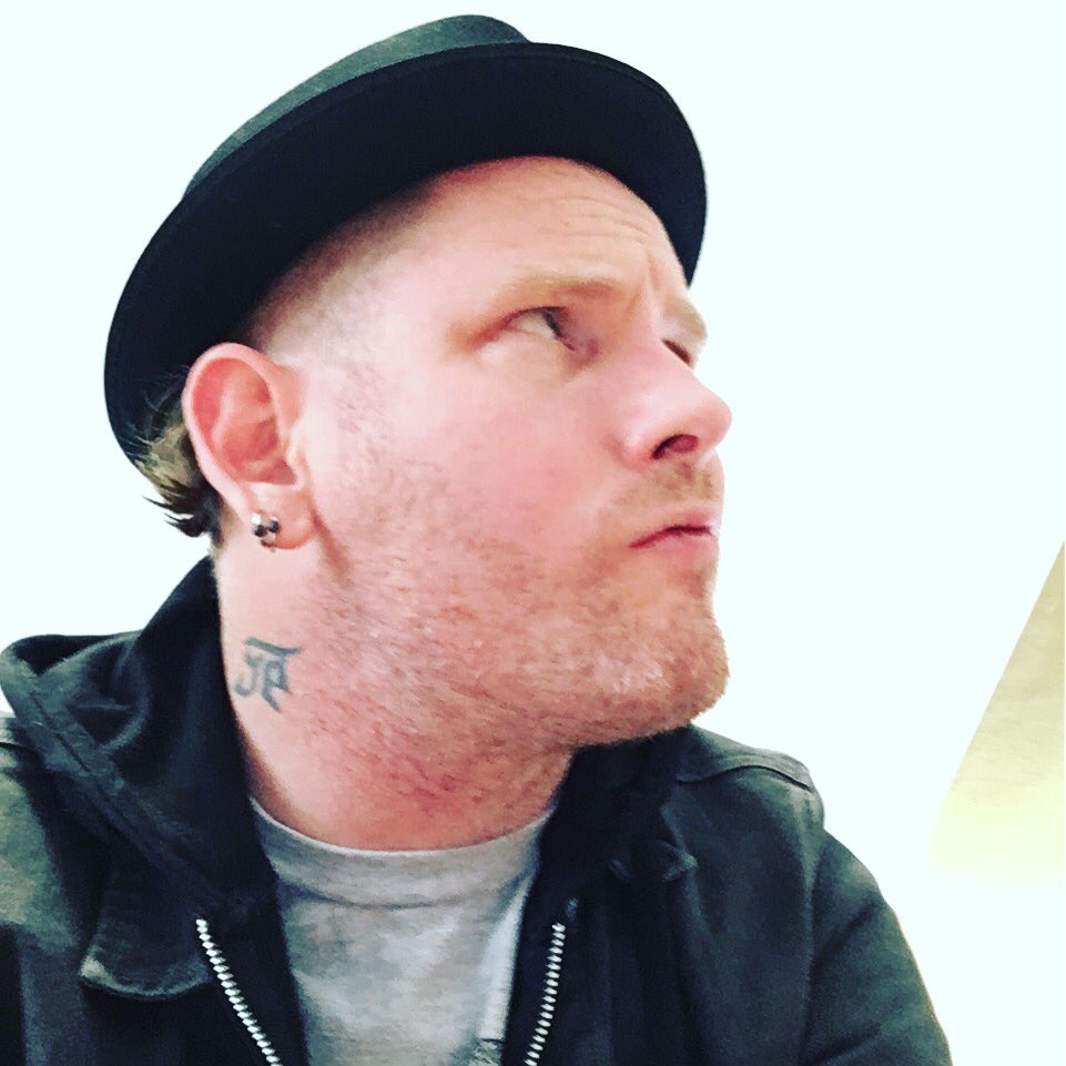 CoreyTaylorRock's tweet photo. Waitin on these muthafuckas to go to the studio like 😡👍 #eyehaycha #808 #hurryyourassends #FUUUUUUUCK https://t.co/dXWEdZ3Ucq