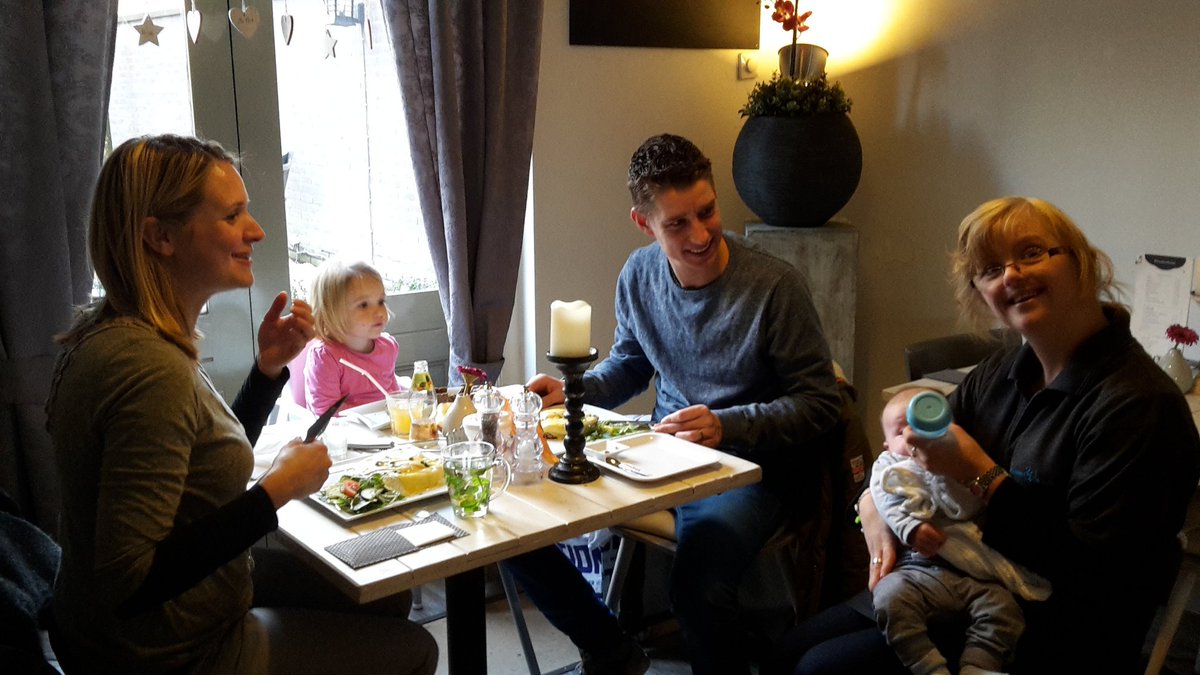 Uitsmijter klaar / baby wakker... de oplossing is makkelijk:  onze Stefanie: oppassen ✔ flesje geven ✔ kletsen ✔