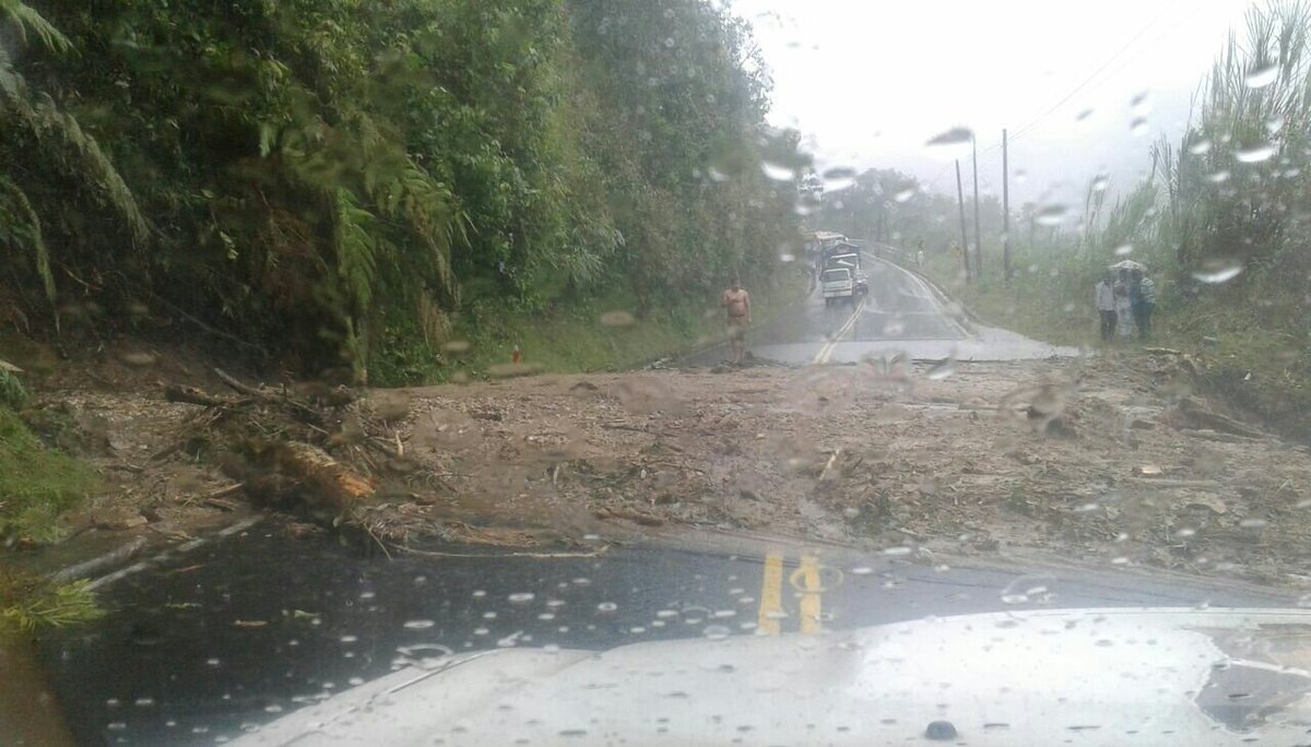 #ECU911Reporta:  Trabajos de limpieza en el sector El Topo Río Negro #Baños por deslizamiento de tierra vía parcialmente habilitada.